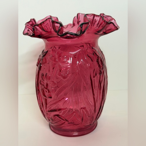 Fenton Cranberry glass vase with a ruffled rim and an embossed daffodil pattern - Picture 3 of 16